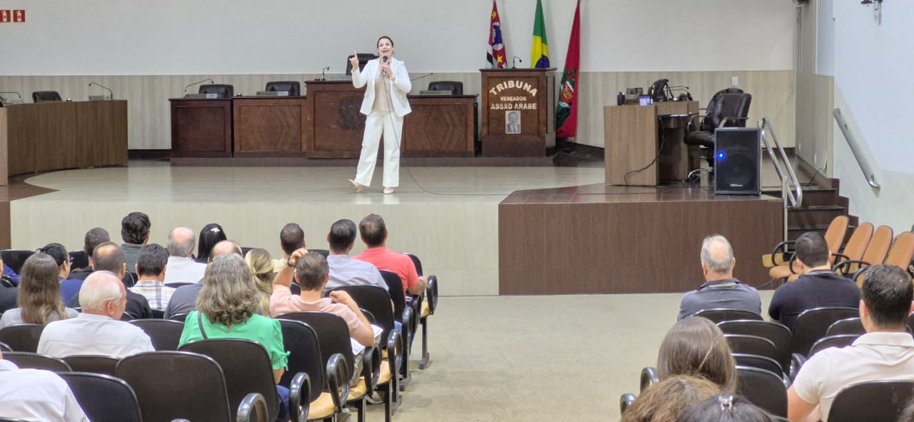 Prof.ª Danieli Aragão na Tribuna — Câmara Municipal