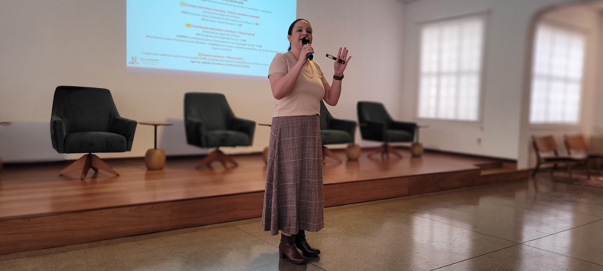 Prof.ª Danieli Aragão palestrando sobre IBS e CBS — CRC-SP · 26 ago 2025