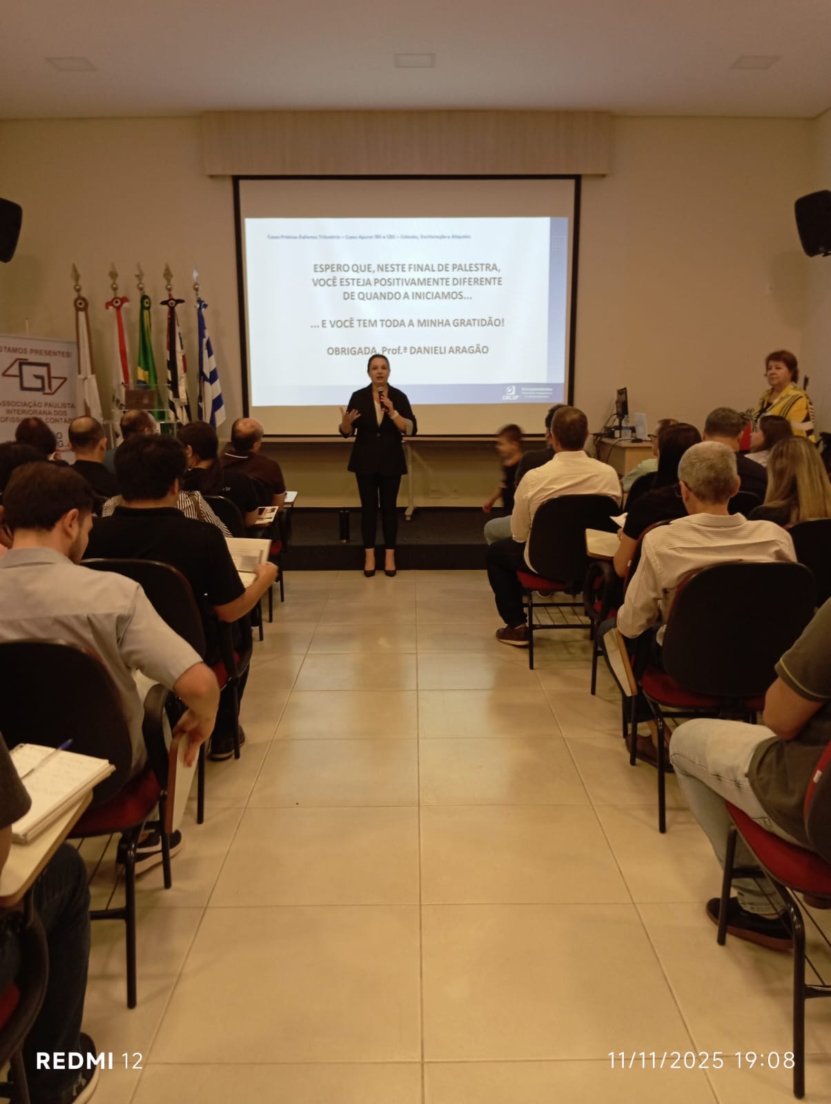 Prof.ª Danieli Aragão palestrando sobre formação de preço na transição tributária